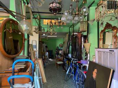 All�interno, dalle pareti verdi, trovano posto oggetti di ogni tipo: lampadari, orologi, biciclette, quadri, mobili
